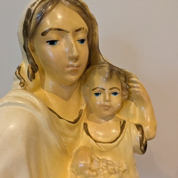Vintage Chalkware Madonna And Child Ceam and Tan Religious Wall Plaque - Picture 7 of 7